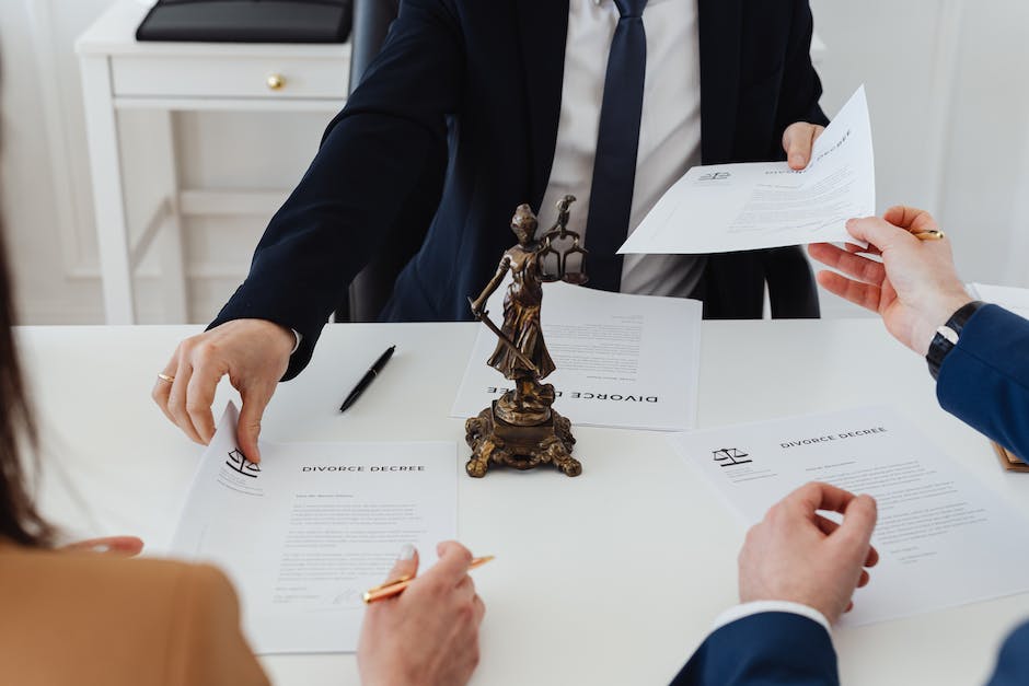 Divorce Lawyer: What to Expect and When to Hire One