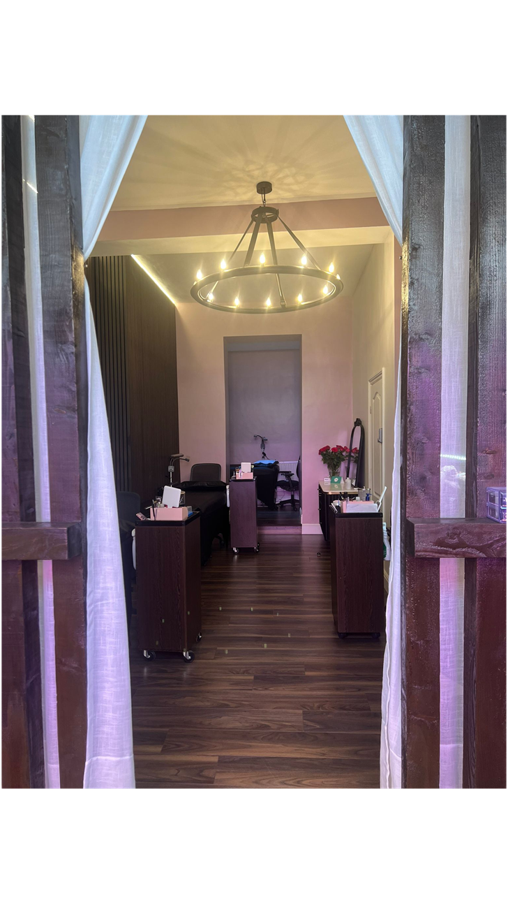 Best Eyelash Salon Near Mayfair in London Offers Designer Hybrid Lash Extensions